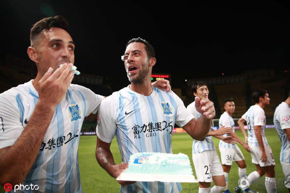 富力队员全力作战，赢得胜利