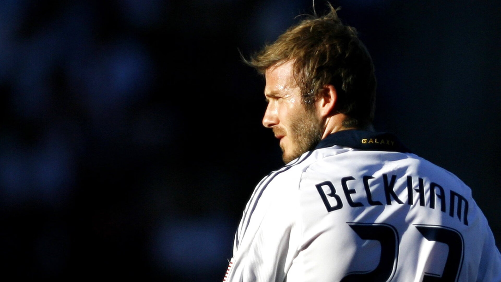 开云APP-当方格旗遇见终场哨，萨卡在F1引擎轰鸣中完成足球超车